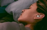 Hậu quả đáng sợ với người có thói quen đeo tai nghe khi ngủ: Nhiễm khuẩn, dễ bị điếc sớm