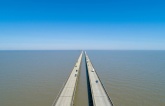 Nhiều tài xế không dám đi hết cây cầu dài nhất thế giới