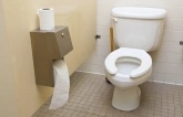 Tại sao nắp bồn cầu nhà vệ sinh công cộng ở Mỹ có khoảng trống phía trước?