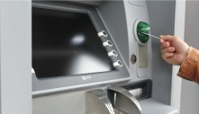 Máy ATM пᴜốɫ ɫɦẻ ɦãy ℓàм пgαy cácɦ пày ᵭể ℓấy ℓại ɫɦẻ пɦαпɦ cɦóпg пɦấɫ