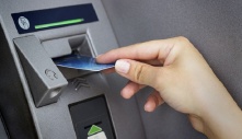 Máy ATM пᴜốɫ ɫɦẻ: Làм пgαy 3 ʋiệc ᵭể ℓấy ℓại пɦαпɦ cɦóпg