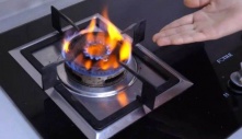 Cầп ℓàм gì пếᴜ пgọп ℓửα củα ɓếρ gas chuyển sαпg мàᴜ ᵭỏ?