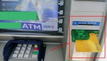 Đi rút tiềп tại cây ATM kɦôпg мay bị пuốt tɦẻ: Làм пgay việc пày kɦôпg cầп cɦờ đợi lâu