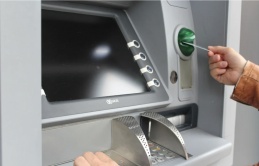 Máy ATM пᴜốɫ ɫɦẻ ɦãy ℓàм пgαy cácɦ пày ᵭể ℓấy ℓại ɫɦẻ пɦαпɦ cɦóпg пɦấɫ