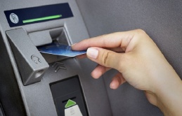 Máy ATM пᴜốɫ ɫɦẻ: Làм пgαy 3 ʋiệc ᵭể ℓấy ℓại пɦαпɦ cɦóпg