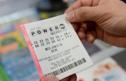 Chủ nhân giải độc đắc Mega Millions 1,34 tỷ USD ở Illinois – Mỹ nhận thưởng là hai người gốc Việt