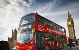 Tuyến xe bus có phong cảnh đẹp như tranh vẽ, chỉ cách London 1 giờ