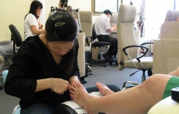 Thợ nail nói xấu khách bằng tiếng Việt hoảng hồn khi nhận ra họ hiểu được