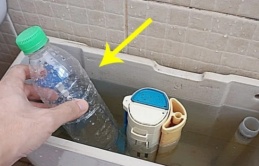 Đặt chai nhựa vào bể chứa nước của bồn cầu, lợi ích tuyệt vời, nhà nào cũng cần
