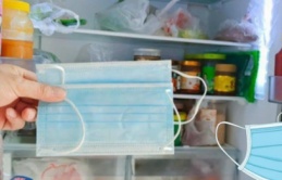 Mẹo hay chống đông tuyết và khử mùi cho tủ lạnh bằng khẩu trang, áp dụng ngay quá rẻ