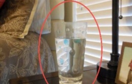 Người thông minh đặt 1 cốc nước muối trong phòng ngủ, lý do sẽ khiến bạn muốn học theo