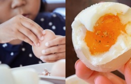 Ăn trứng luộc sai cách, cậu bé 4 tuổi không may 'về với mây trời': Bài học đắt giá cho gia đình có con nhỏ