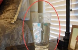 Người thông minh đặt 1 cốc nước muối trong phòng ngủ, lý do sẽ khiến bạn muốn học theo