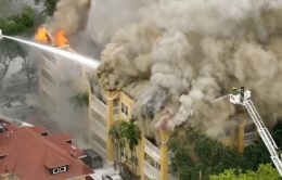 Large fire burns at Miami apartment building where man found shot inside