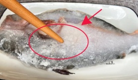 Rã đông cá không nên ngâm trong nước lã, thêm thứ này để cá nhanh mềm, ngọt thịt, không tanh